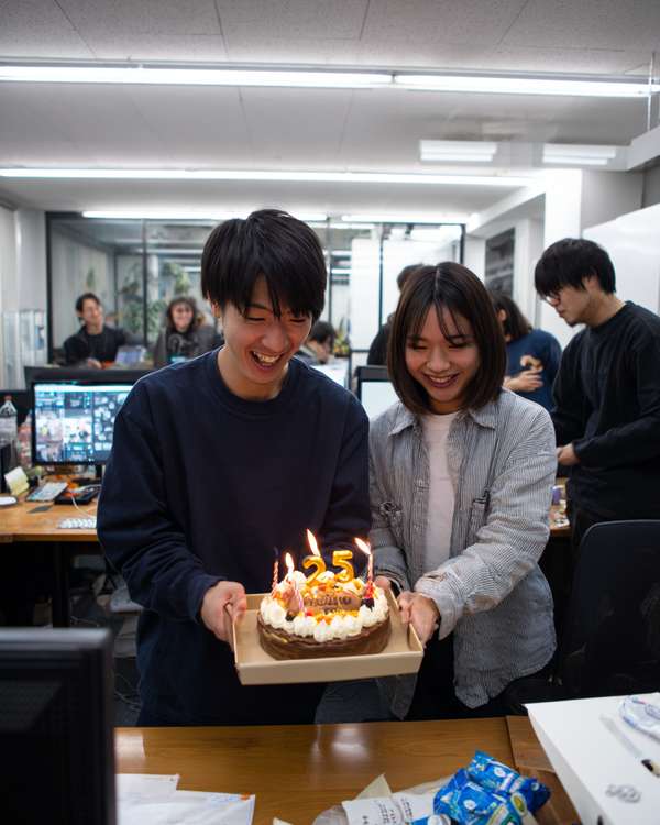 オフィスで祝う25歳の誕生日