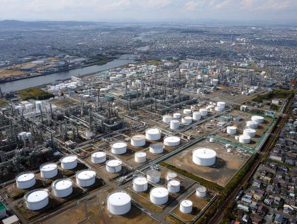 日本の大規模な石油コンビナートの空撮