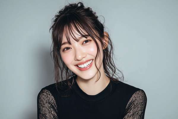 魅力的な笑顔の日本人女性ポートレート