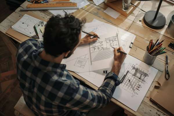 設計図面を描く建築家