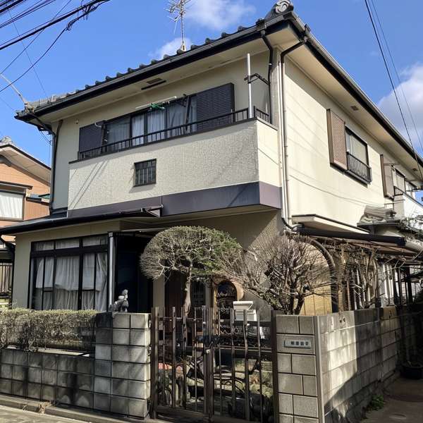 日本の一般的な住宅街にある二階建ての一軒家