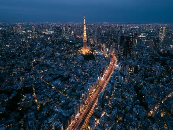 ライトアップされた東京タワーと夜の都市風景