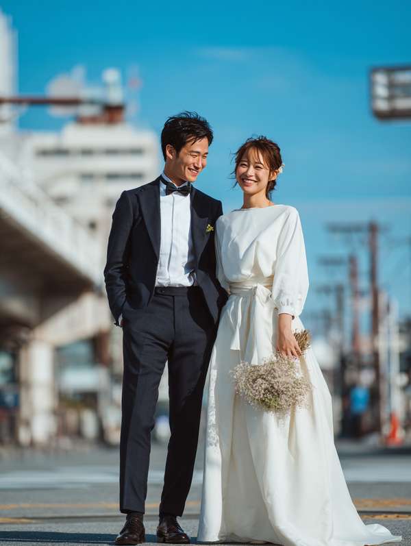 都会の街中で微笑み合う幸せな新郎新婦