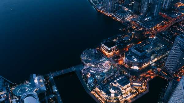 夜の街並みと大観覧車が輝く都市の夜景