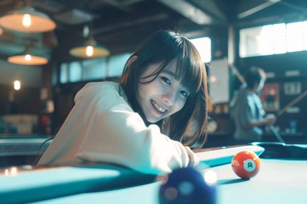 ビリヤードを楽しむ笑顔の女性