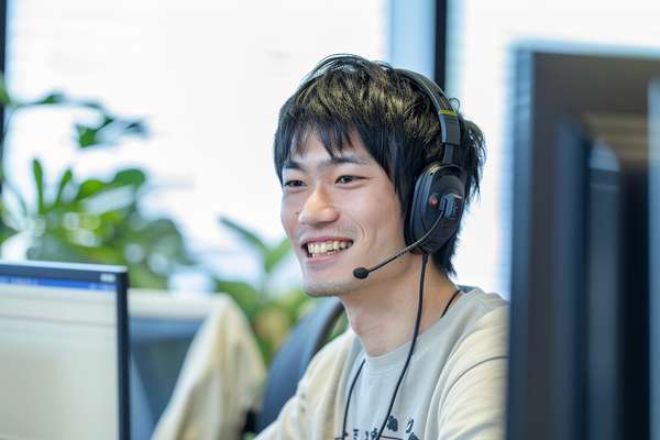 ヘッドセットで通話する笑顔の男性オペレーター