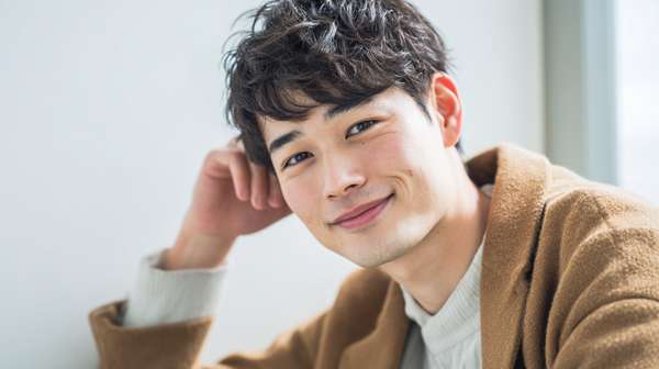 微笑む若い日本人男性のポートレート