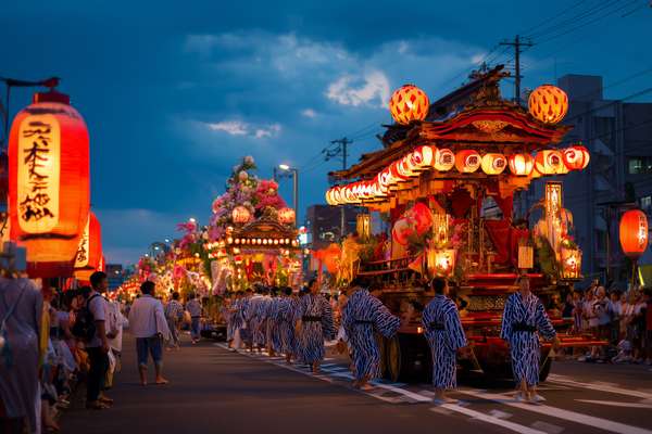 日本の伝統的な祭りの夜のパレード