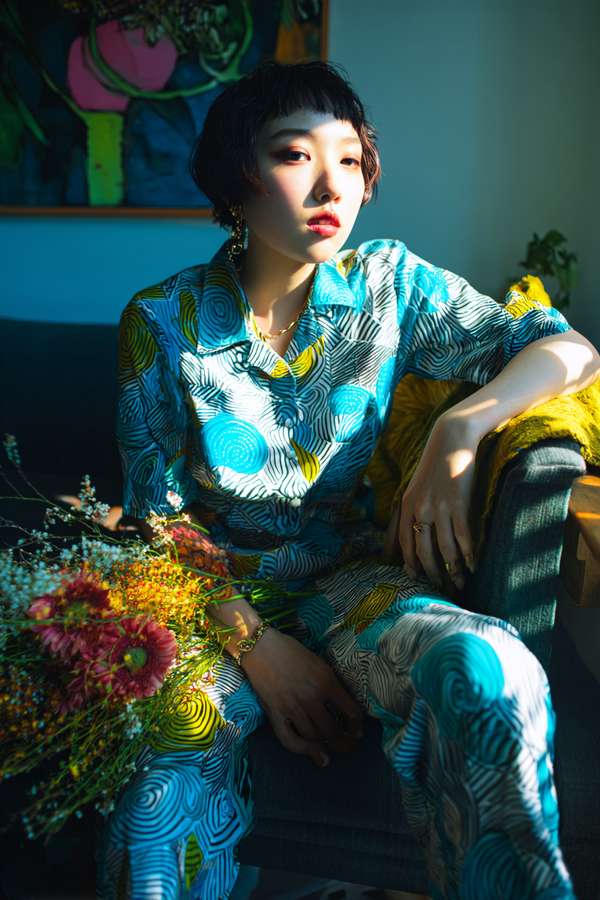 花束を手にしたモダンな雰囲気の女性のポートレート