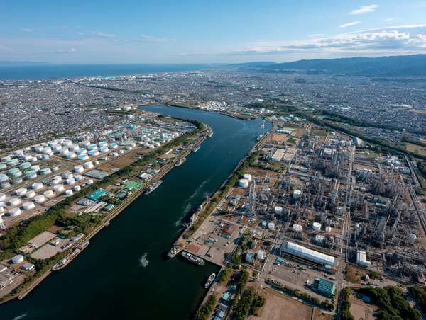 運河沿いに広がる日本の巨大な工業地帯と市街地