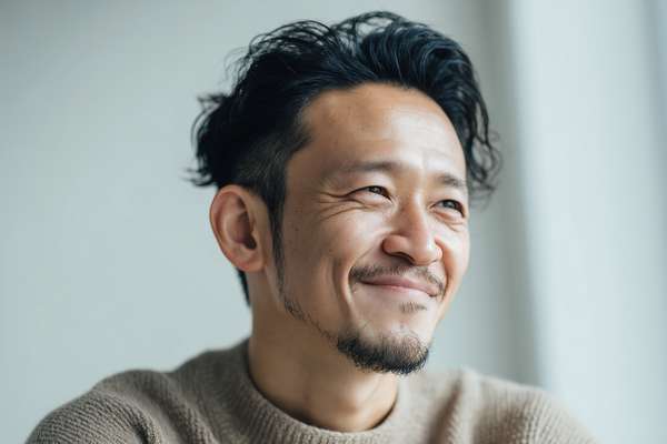 微笑むアジア人男性のポートレート