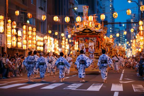 日本の祭りの夜、伝統衣装で練り歩く人々