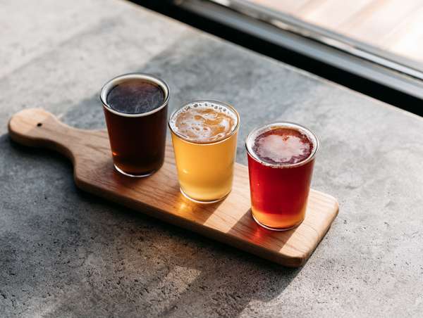 木製ボードに乗った3種類のクラフトビール