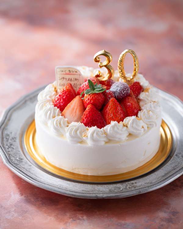 30周年を祝うイチゴのデコレーションケーキ