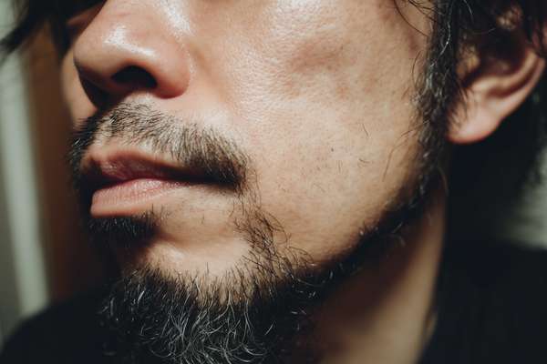 男性の髭と肌のアップ