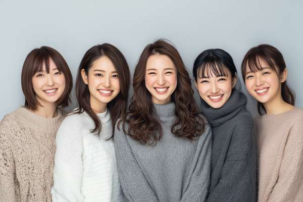 笑顔で並ぶ5人の若い女性たち