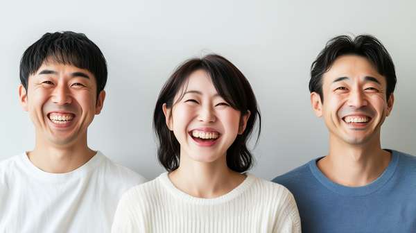 笑顔で並ぶ男女の3人グループ
