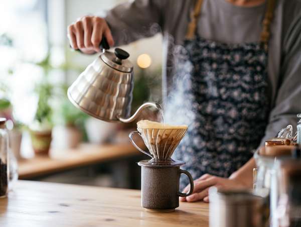 ハンドドリップでコーヒーを淹れるバリスタ