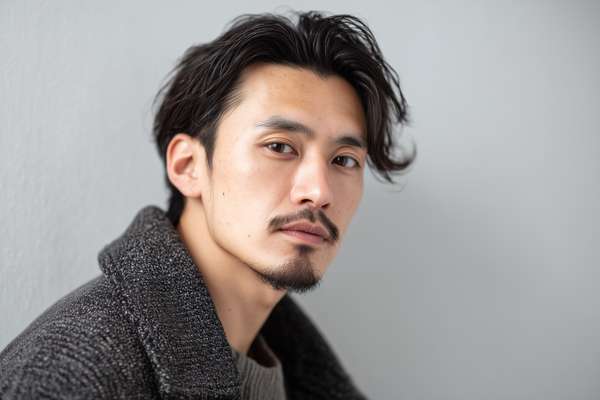 シックな装いのハンサムな男性ポートレート