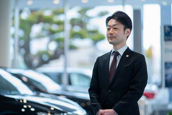 カーディーラーで働く男性スタッフ