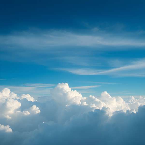 雲の上から見下ろす青空と白い積乱雲