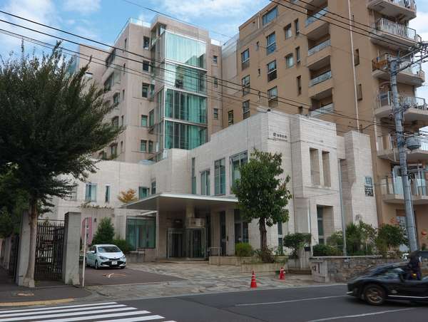 都会の洗練されたモダンな外観のビルとマンション