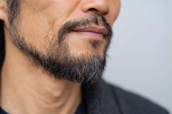 ダンディな髭の男性の口元アップ