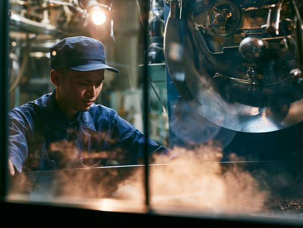 コーヒー焙煎機を操作する職人
