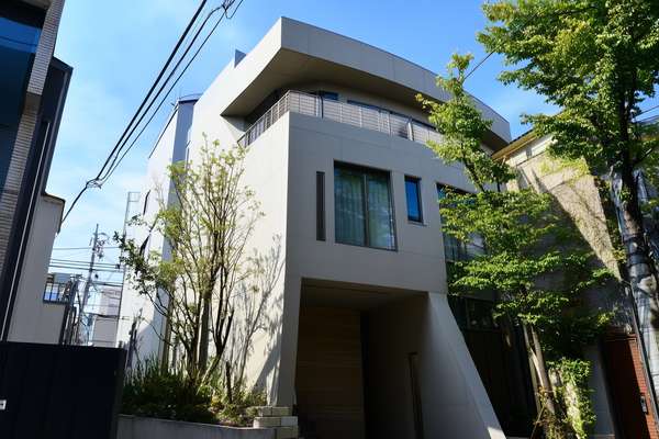 都会的で洗練されたコンクリート住宅の外観