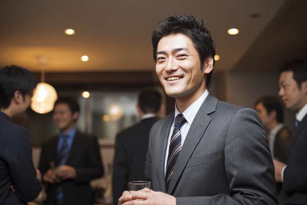 ビジネス交流会で笑顔を見せる男性会社員