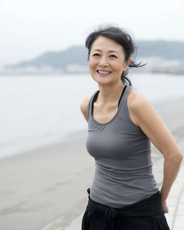 海辺で微笑む健康的で美しい中高年女性