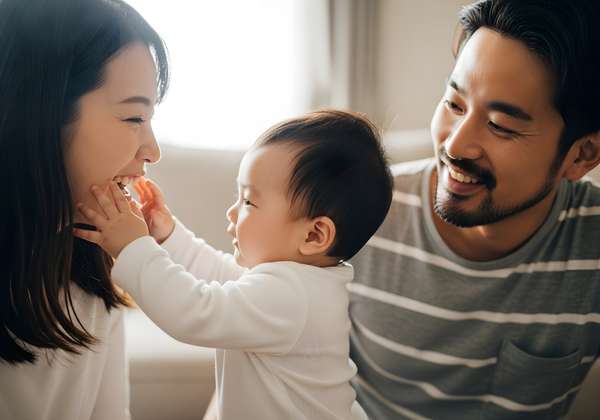 赤ちゃんと笑顔でふれあう幸せな家族
