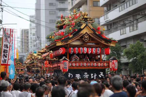 日本の伝統的な祭りの山車