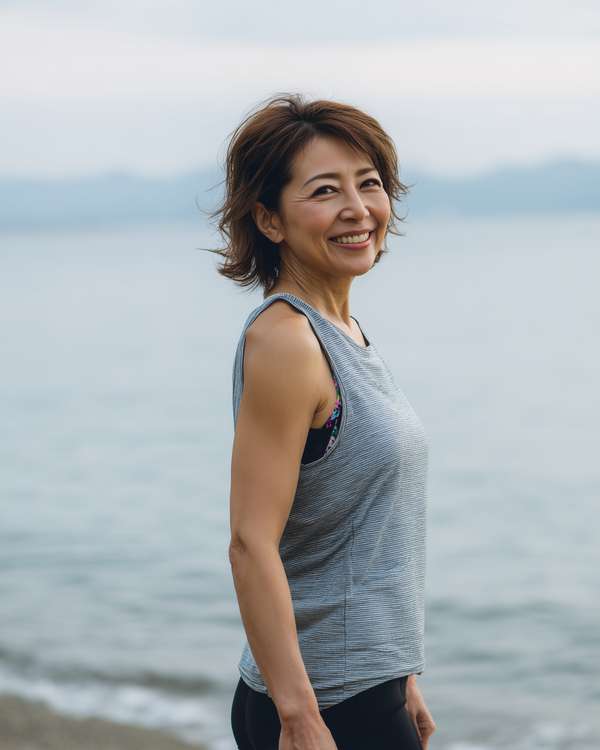 海辺で微笑む健康的な日本人女性