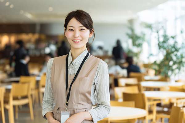 オフィスや飲食店で微笑む日本人女性スタッフ