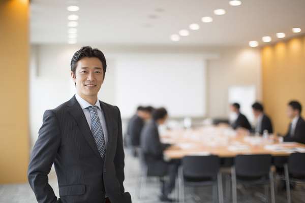 会議室で微笑む日本人ビジネスマン