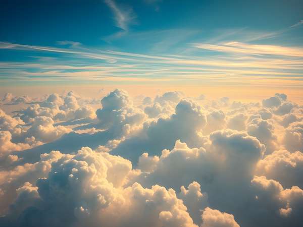 雲の上から見た夕暮れの壮大な空