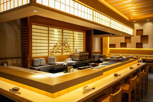 落ち着いた和の雰囲気の高級寿司店カウンター