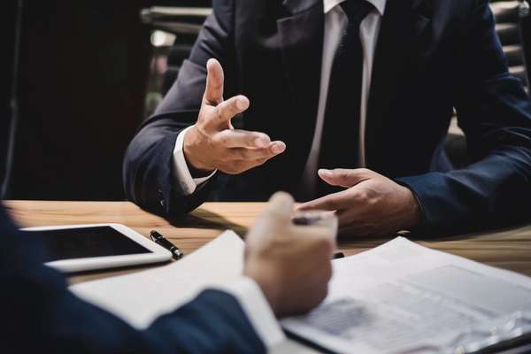 ビジネス会議で議論する二人の人物