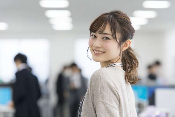 オフィスで微笑む日本人女性