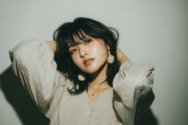 自信あふれる若い女性のポートレート