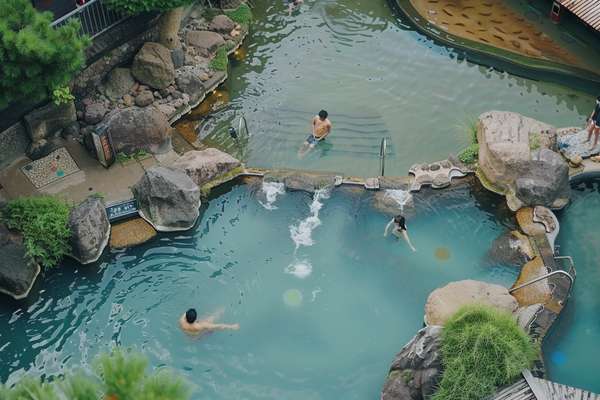 露天風呂でリラックスする人々
