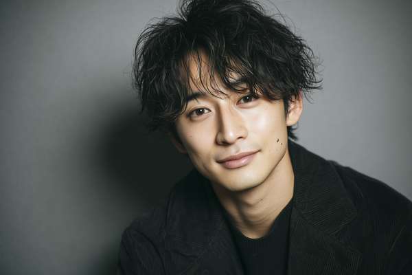 微笑む日本人男性のポートレート