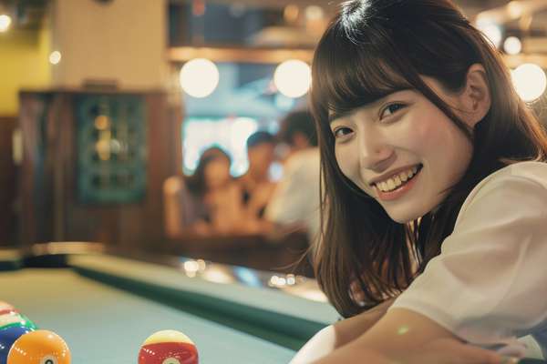 ビリヤードを楽しむ笑顔の女性