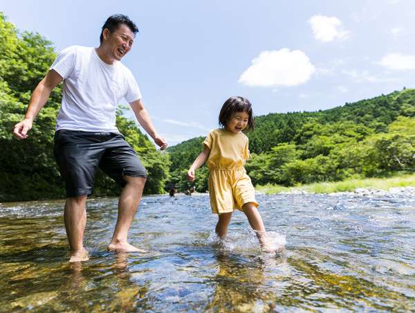 川遊びを楽しむ父と娘